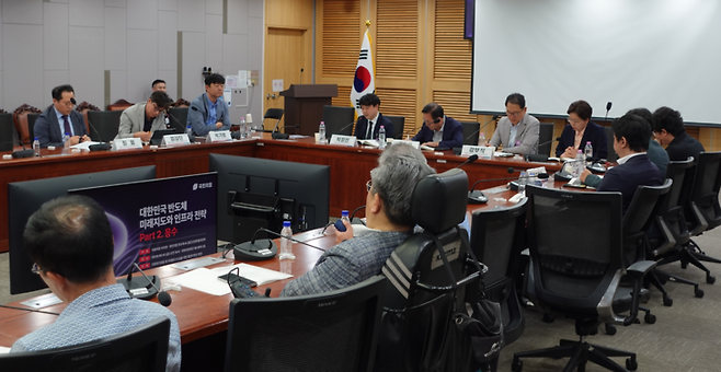 ▲14일 서울 여의도 국회에서 국민의힘 반도체·AI 첨단산업특별위원회와 주호영 의원 주최로 열린 '국민의힘 대한민국 반도체 미래지도와 인프라 전략 토론회'에서 참가자들이 토론을 하고 있다. 사진=이현진 기자