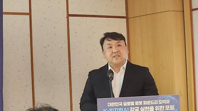 황 CTO는 특히 중소·중견 제조기업이 이런 불확실성을 감당하기 어렵다고 지적했다. 피지컬 AI나 다크팩토리(Dark Factory)의 필요성에는 공감하지만 “우리 기업에는 어떤 기술이 적합한가”라는 질문에서부터 막힌다는 것이다. (사진=테크42)