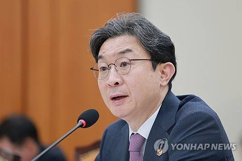 정무위 전체회의에서 답변하는 이억원 금융위원장(서울=연합뉴스) 신현우 기자 = 이억원 금융위원장이 29일 국회에서 열린 정무위원회 전체회의에서 의원 질의에 답하고 있다. 2026.7.29 nowwego@yna.co.kr