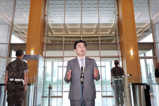 안규백 국방부 장관이 14일 서울 용산구 국방부 청사로 출근하며 취재진의 질문에 답하고 있다. 〈사진=연합뉴스〉
