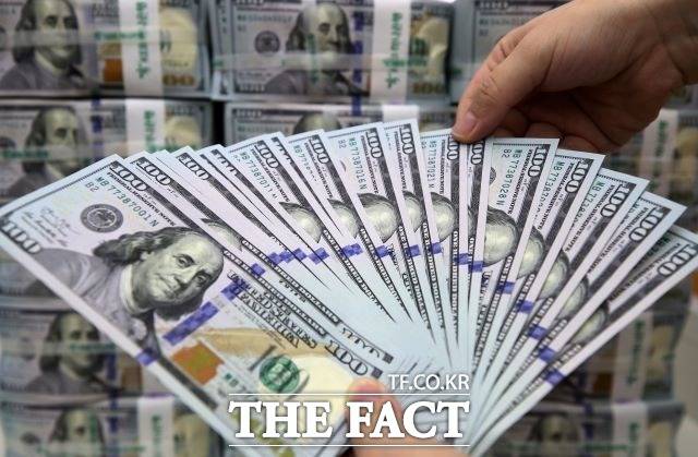 원·달러 환율이 1400원대 초반에 가격이 형성되면서 한국은행의 추가 기준금리 인상 속도에도 변화가 생길지 여부가 주목된다. /더팩트DB