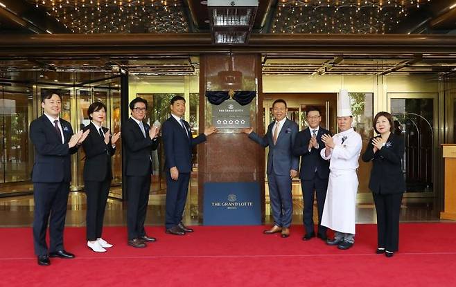 14일 더그랜드롯데 서울에서 열린 현판 제막식에서 (왼쪽부터) 곽진우 더그랜드롯데 서울 객실팀장, 정미은 롯데호텔앤리조트 디자인부문장, 김지태 개발본부장, 신인협 국내영업본부장, 정호석 대표이사, 두경태 더그랜드롯데 서울 총지배인, 김송기 롯데호텔앤리조트 조리R&D 실장, 이미향 더그랜드롯데 서울 부총지배인이 기념촬영을 하고 있다.