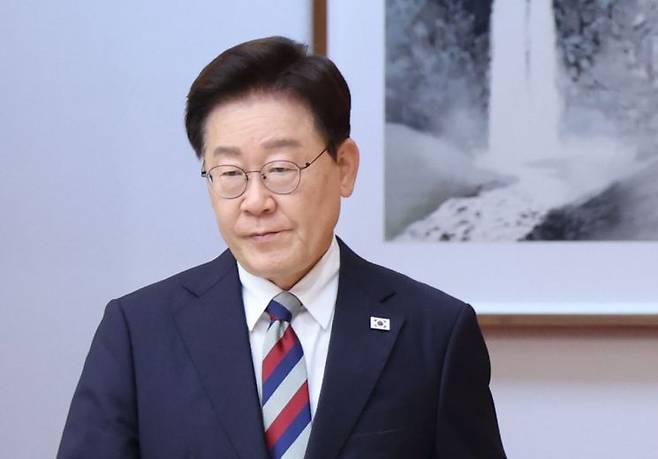 이재명 대통령이 14일 청와대에서 열린 청년정책 전문가 간담회에 입장하고 있다. 연합뉴스