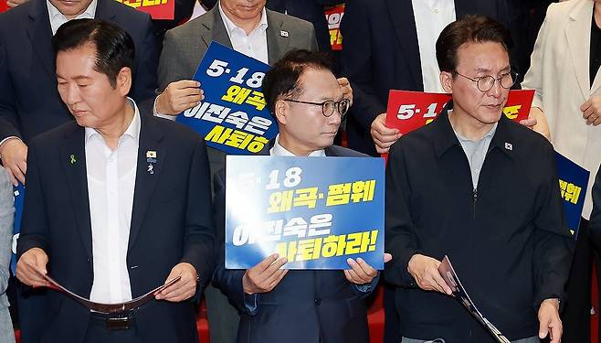 민주당 정청래·김민석 후보가 13일 국회 로텐더홀 계단에서 열린 '민생입법 방해·5.18 역사 왜곡 국민의힘 규탄대회' 참석을 마치고 자리를 정리하고 있다. 연합뉴스