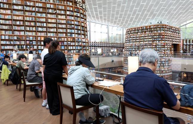 서울 코엑스 별마당에서 책 읽는 사람들ⓒ뉴시스