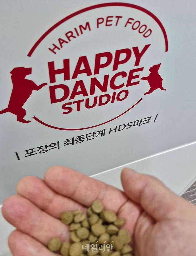 하림펫푸드 공장에서 당일 생산된 '더리얼로우' 반려견 전용 사료. 견주들이 사료를 자신들의 입으로 털어 넣는 모습이 생경했지만, 막상 시식해보니 고소한 건빵 맛이 났다. ⓒ데일리안 김찬주 기자