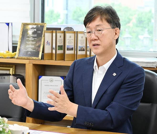 이민근 안산시장이 7일 시청 집무실에서 동아일보와 인터뷰하고 있다. 재선에 성공한 이 시장은 “경제자유구역과 인공지능(AI)·로봇 산업을 안산의 새로운 성장축으로 키우고, 철도 지하화와 도시공간 혁신을 통해 안산의 미래를 바꾸겠다”고 말했다. 안산시 제공