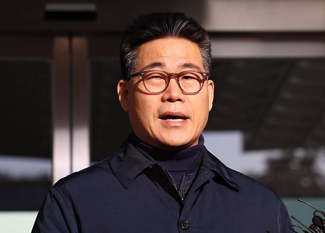 서울동부지검에 파견돼 3개월간 '세관 마약수사 은폐 의혹'을 수사한 백해룡 경정이 14일 오전 서울 송파구 동부지검에서 파견 종료 입장을 밝히고 있다. 뉴스1