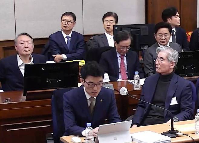 윤석열 전 대통령과 김용현 전 국방부 장관이 지난 1월 9일 서울중앙지법에서 열린 윤 전 대통령의 내란 우두머리 혐의 사건과 김 전 장관 등의 내란 중요임무종사 혐의 사건의 결심공판에 참석해 있다. 서울중앙지법 제공
