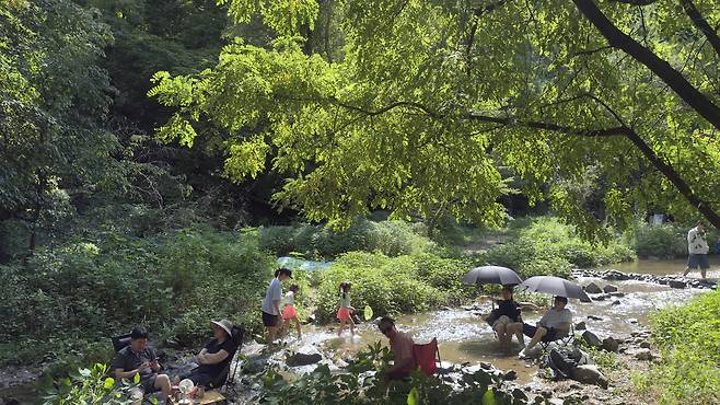 People soak their feet at the Mulbanga Tourist Area. WOO JI-WON