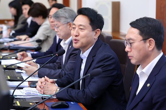 오세훈 서울시장이 지난달 14일 청와대에서 열린 국무회의에서 인사말을 하고 있다. 뉴스1