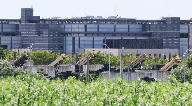 북한, 한미훈련 앞두고 탄도 미사일 발사 - 북한이 한미 연합훈련 ‘을지 자유의 방패’(UFS)를 앞두고 동해상으로 탄도 미사일을 발사한 12일 경기도 평택시 캠프 험프리스에 패트리엇 미사일이 배치돼 있다. 연합뉴스