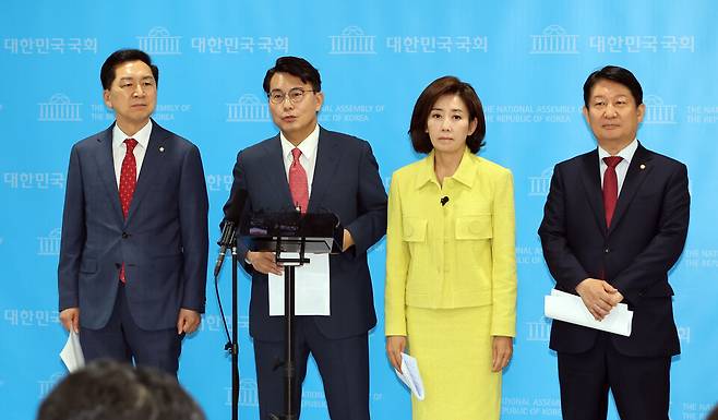 김기현(왼쪽부터), 윤상현, 나경원, 권영진 국민의힘 의원이 7월1일 국회 소통관에서 권창영 2차 종합특별검사팀과 관련, 야당을 탄압 수사하는 특검이라며 규탄 기자회견을 열고 기자들 질문에 답하고 있다. ⓒ연합뉴스