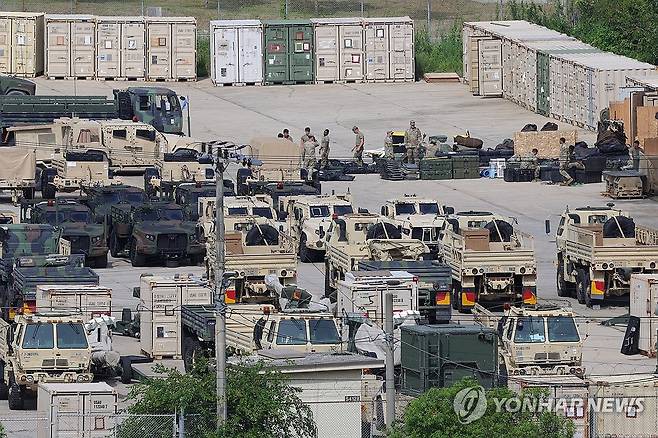 대기 중인 주한미군 차량 (동두천=연합뉴스) 임병식 기자 = 한미연합훈련 '을지 자유의 방패'(UFS)를 앞둔 13일 경기도 동두천시 주한미군 기지에서 미군 차량들이 대기하고 있다.
한미 군당국은 UFS 연습을 이달 17일부터 27일까지 실시한다. 2026.8.13 andphotodo@yna.co.kr