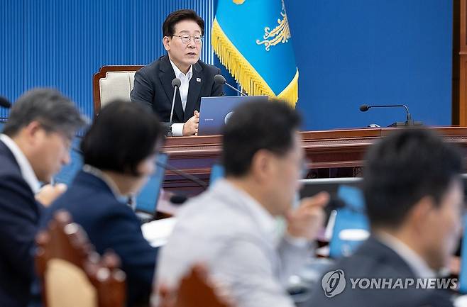 수석보좌관회의 주재하는 이재명 대통령 (서울=연합뉴스) 한상균 기자 = 이재명 대통령이 13일 청와대에서 열린 수석보좌관회의에서 발언하고 있다. 2026.8.13 xyz@yna.co.kr