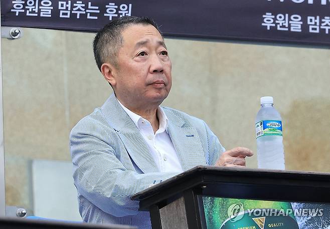 직관하는 박정원 두산 구단주 (서울=연합뉴스) 최재구 기자 = 21일 서울 잠실야구장에서 열린 프로야구 SSG와 두산의 경기에서 두산의 구단주인 박정원 회장이 경기를 지켜보고 있다. 2025.5.21 jjaeck9@yna.co.kr