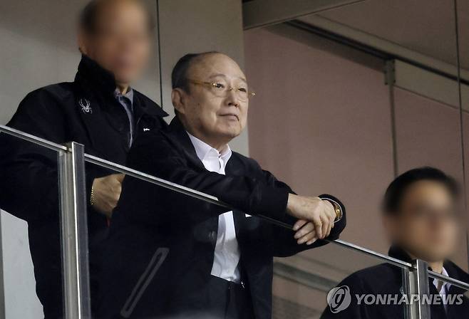 야구장 방문한 김승연 회장 (대전=연합뉴스) 김준범 기자 = 김승연 한화그룹 회장이 29일 대전 한화생명이글스파크에서 열린 프로야구 KT 위즈와 한화 이글스의 경기를 지켜보고 있다. 2024.3.29 psykims@yna.co.kr