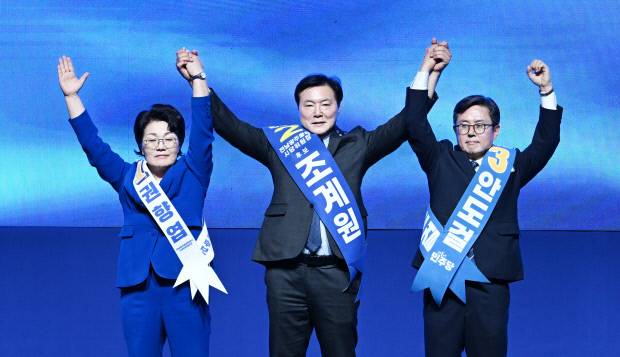 15일 전남광주시 나주종합스포츠센터에서 열린 전남광주시당 당원대회에서 시당위원장 후보인 권향엽(왼쪽부터), 조계원, 안도걸 의원이 손을 맞잡고 만세를 하고 있다. /나명주 기자 mjna@kwangju.co.kr
