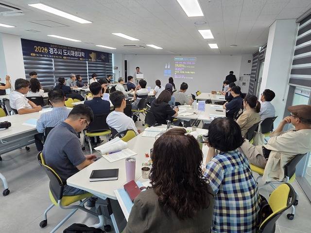 경주시 도시재생대학에서 박임관 경주문화원장이 14일 경주 정체성에 대한 강의를 이어가고 있다. 강시일 기자