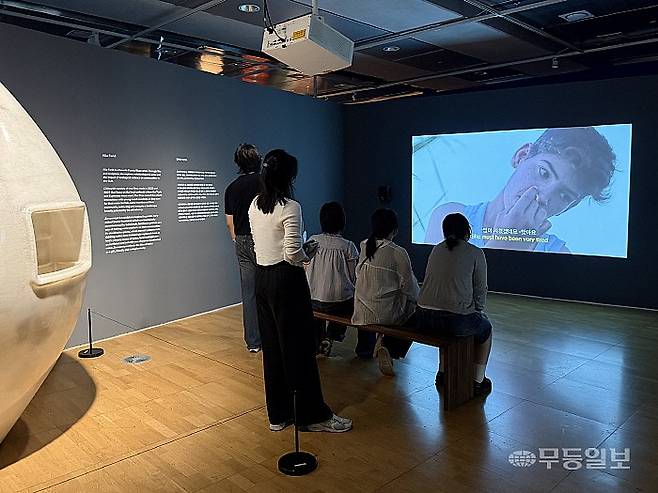 14일 오후 시민들이 ACC 문화창조원 복합전시6관에서 진행 중인 ‘자밀 프라이즈:무빙 이미지’ 전시를 관람하고 있다.