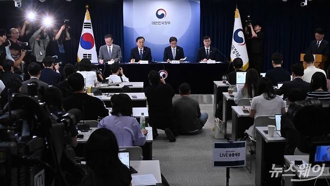 (왼쪽 두 번째)김윤덕 국토교통부 장관이 13일 오전 서울 종로구 정부서울청사에서 열린 주택 신속공급 방안 합동 브리핑에서 발표하고 있다. 사진=강민석 기자