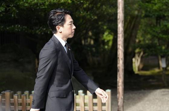 고이즈미 신지로 일본 방위상이 한국 광복절이자 일본 패전일인 15일 오전 야스쿠니 신사를 참배하고 있다. 일본 현직 각료로는 7년 연속이다. 〈사진=연합뉴스〉