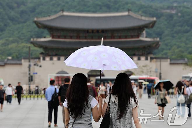 서울에 국지적으로 비가 내리기 시작한 14일 오후 서울 광화문광장에서 우산을 시민들이 발걸음을 옮기고 있다. 기상청은 광복절 연휴 기간동안 남부지방과 제주 부터 전국적으로 많은 비가 내리겠다고 밝혔다. 2026.8.14 ⓒ 뉴스1 박세연 기자