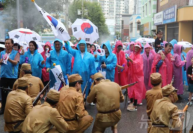 15일 오전 10시 전남광주 광산구 월곡동에서 81주년 광복절을 맞아 개최한 봉오동 전투 재현 행사에서 독립군들이 물총과 태극기 등으로 일본군을 몰아내고 있다. 2026.8.15 ⓒ 뉴스1 안재영 기자
