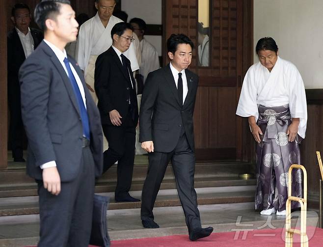고이즈미 신지로 일본 방위상이 한국 광복절이자 일본 패전일인 15일 오전 도쿄 야스쿠니 신사를 참배하고 있다. 2026.8.15 ⓒ 뉴스1 ⓒ 로이터=뉴스1