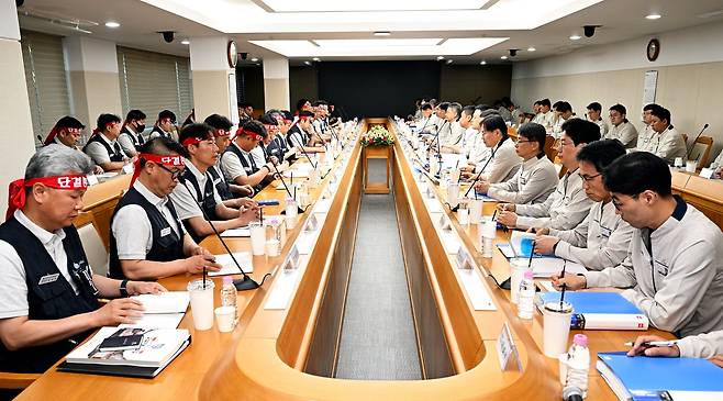 현대자동차 노사 관계자들이 지난 5월 6일 현대차 울산공장 본관 동행룸에서 2026년 임금협상 상견례를 하고 있다. /현대차 제공