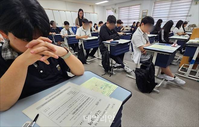 수험생들이 수능시험 모의고사를 준비하고 있다.ⓒ사진공동취재단