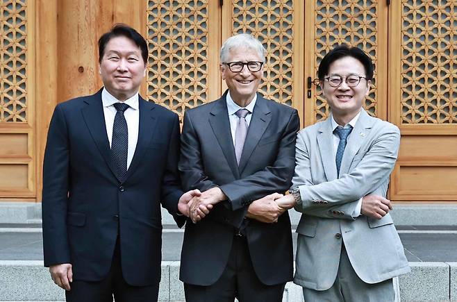 최태원 SK그룹 회장, 빌 게이츠 테라파워 이사회 의장, 김정관 산업통상부 장관(왼쪽부터)이 14일 서울 종로구 삼청동 선혜원에서 열린 테라파워·SK이노베이션 간 소형모듈원자로(SMR) 공동사업 추진 조건 합의서 체결식에서 기념 촬영을 하고 있다.
산업통상부 제공