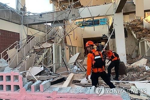 규모 7.7 강진으로 파손된 건물. AP=연합뉴스. 인도네시아 국가수색구조청 제공.