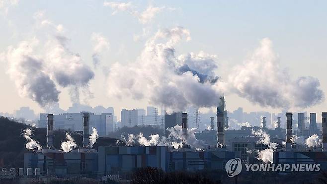 서인천복합화력발전소 굴뚝에서 수증기가 뿜어져 나오고 있다. 연합뉴스