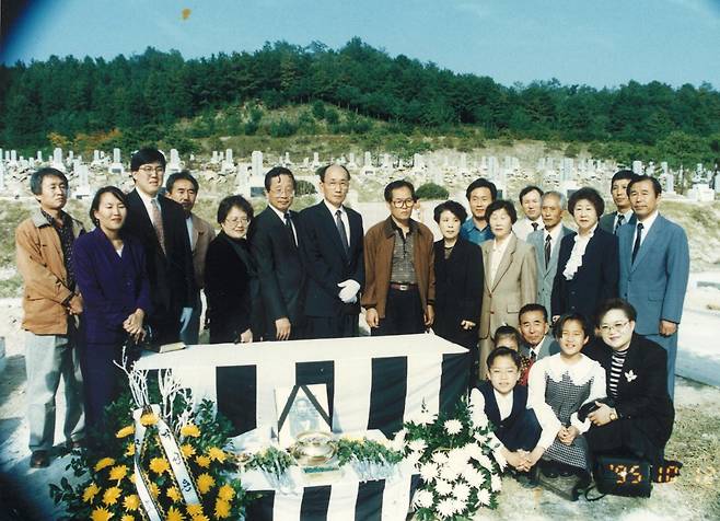 1995년 이철하의 국립대전현충원 이장식에 참여한 마거릿 주혜 리의 가족 및 친인척들. 마거릿 주혜 리 제공