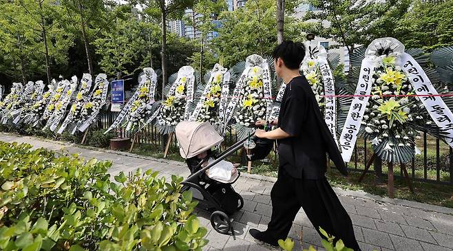 9일 서울 용산구 용산어린이정원 입구에 정부의 용산공원 부지 주택 공급 검토에 반대하는 근조화환들이 줄지어 세워져 있다. 뉴스1