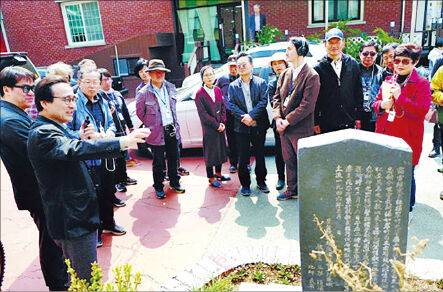 한국기독교역사연구소 부설 한국기독교역사문화아카데미가 강원도 삼척제일교회 인근 최인규 권사 순교기념비를 탐방하는 장면. 국민일보DB