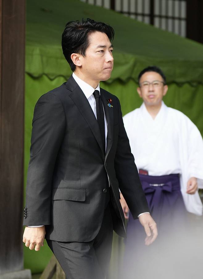고이즈미 신지로 일본 방위상이 15일 야스쿠니 신사를 참배하고 있다. 연합뉴스