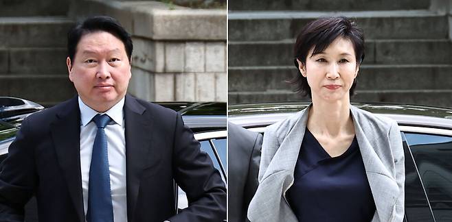 최태원 SK그룹 회장(왼쪽)과 노소영 아트센터 나비 관장이 26일 서울 서초구 서울중앙지방법원에서 열린 재산 분할 파기환송심 2차 변론기일에 출석하기 위해 법정으로 향하고 있다. ⓒ연합뉴스