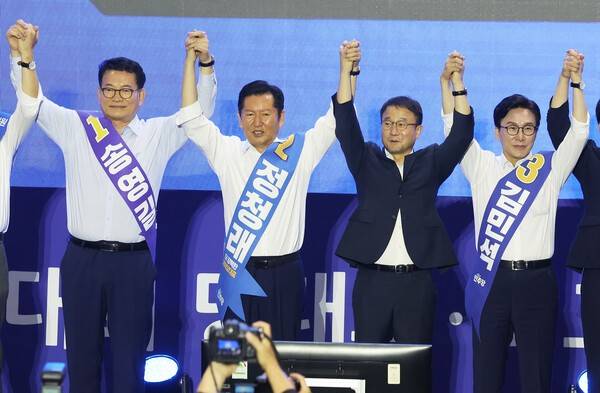 더불어민주당 송영길, 정청래, 김민석 당 대표 후보가 16일 경기도 수원시 수원종합운동장 실내체육관에서 열린 '민주당 당대표ㆍ최고위원 후보자 경기 합동연설회'에서 한병도 당 대표 직무대행과 기념 촬영하고 있다. 연합뉴스
