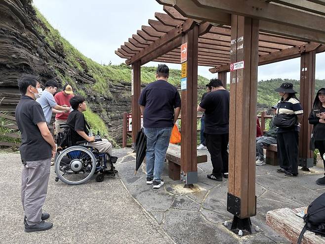 제주 유니버설디자인 도민참여단이 수월봉 지질트레일을 직접 이동하며 탐방로의 접근성과 편의시설을 점검하고 있다. 제주도는 대학생과 청년, 영유아 가족, 장애인 등 도민 18명이 현장에서 찾은 개선안을 검토해 관련 정책에 반영할 계획이다. /사진=제주특별자치도 제공