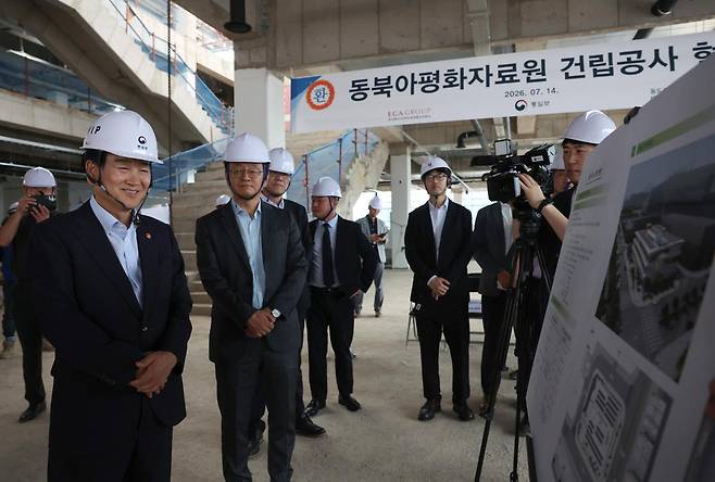 정동영 통일부 장관이 지난달 경기 고양시 동북아평화자료원 건립 현장을 방문해 안전 관리 및 공사 추진 현황을 점검하고 있다. 연합뉴스