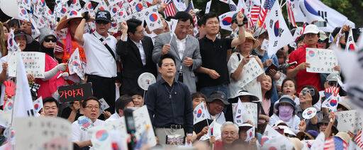 장동혁 대표 등 국민의힘 의원들이 15일 서울 송파구 올림픽공원에서 열린 참정권 수호 집회에 참석해 있다. 뉴시스