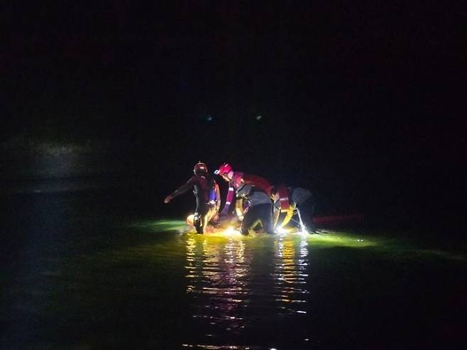 지난달 19일 전북 부안군 하섬 인근에서 야간 해루질 중 해상에 표류한 60대 남성이 해경의 도움으로 물 밖으로 안전하게 구조되고 있는 모습. 부안해양경찰서 제공