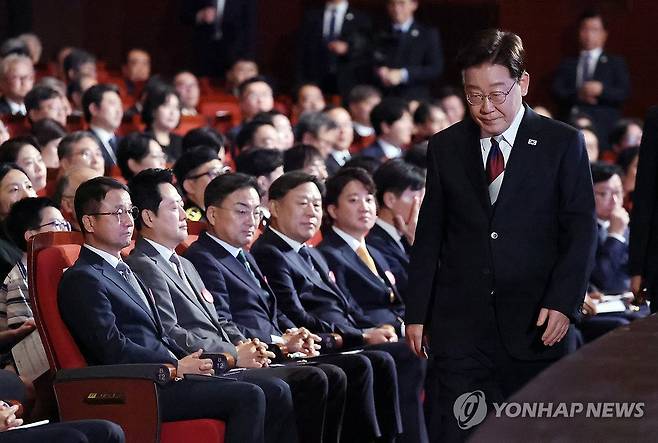 이재명 대통령과 정당대표들 (서울=연합뉴스) 김도훈 기자 = 이재명 대통령이 15일 서울 종로구 세종문화회관에서 열린 제81주년 광복절 경축식에서 경축사를 마친 후 자리로 돌아가고 있다. 그 뒤로 왼쪽부터 더불어민주당 한병도 당대표 직무대행, 국민의힘 장동혁 대표, 조국혁신당 신장식 대표, 진보당 김종훈 대표, 개혁신당 이준석 대표. 2026.8.15 superdoo82@yna.co.kr
