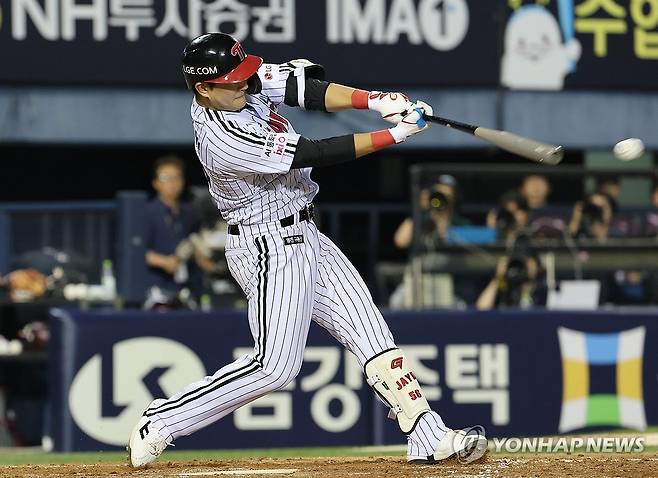 다시 역전 (서울=연합뉴스) 서명곤 기자 = 29일 서울 송파구 잠실야구장에서 열린 프로야구 키움 히어로즈와 LG 트윈스의 경기 4회말 2사 2,3루. LG 문정빈이 역전 1루타를 치고 있다. 2026.7.29 seephoto@yna.co.kr