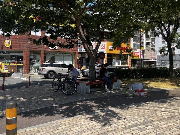 의창동행정복지센터 근처 벤치에서 사람들이 쉬고 있다. /권민주 기자