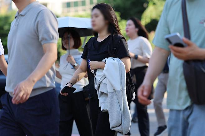 지난 12일 오전 서울 종로구 광화문역 인근에서 시민들이 겉옷을 걸친 채 출근하고 있다. (사진= 뉴시스)