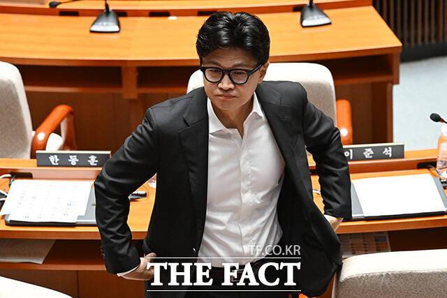 한동훈 무소속 의원은 17일 이재명 대통령의 개헌론에 대해 "이재명 대통령 발 개헌 프레임 늪 속으로 들어가면 안 된다"며 "이재명 발 개헌 시도를 막으라는 것이 민심의 마지노선이었다. 지금은 그 민심을 따를 때"라고 주장했다. /남용희 기자