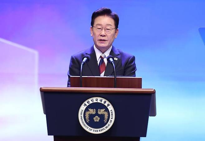 이재명 대통령이 15일 서울 종로구 세종문화회관에서 열린 제81주년 광복절 경축식에서 경축사를 하고 있다. ⓒ뉴시스